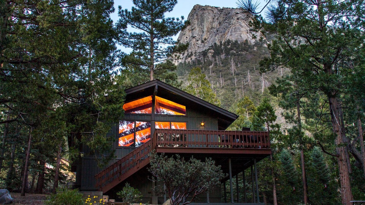 Fern Valley Cabin | MidCentury Cabin-Deck w Awesome Views Near Hiking At Humber Park. Dog Friendly