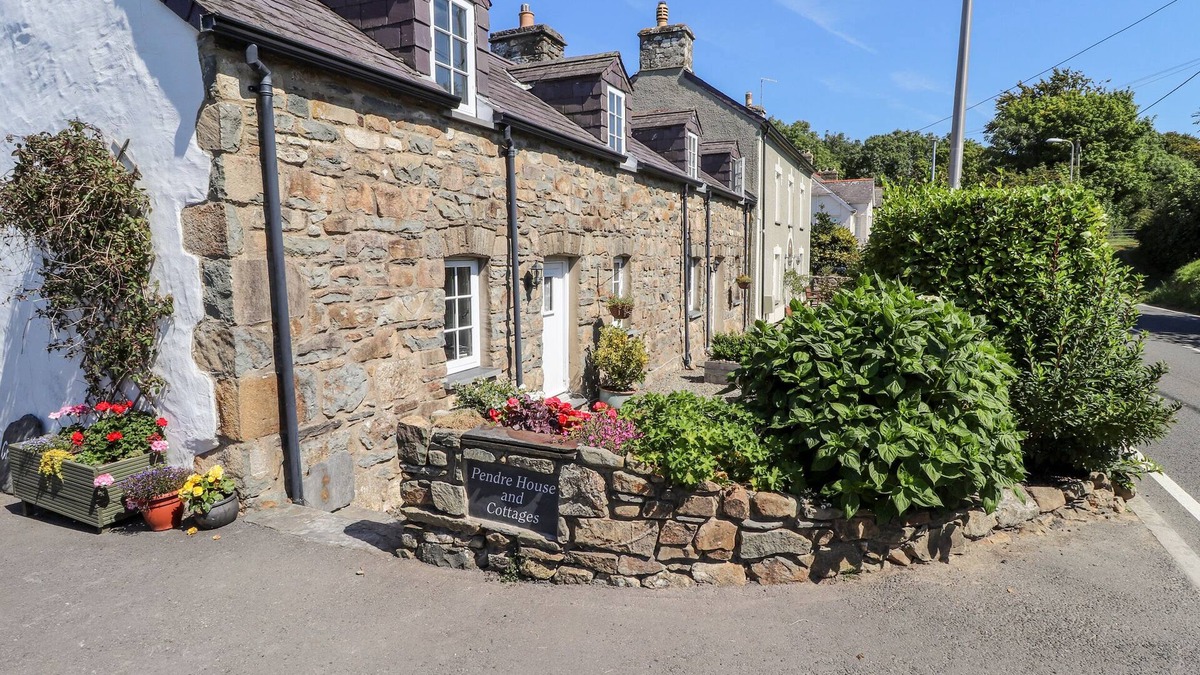 Newport Cottage | MIDDLE COTTAGE, pet friendly, with a garden in Newport, Pembrokeshire