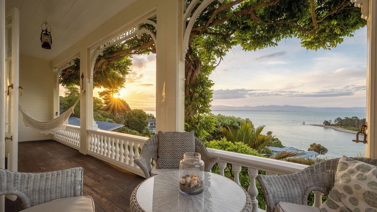 Britannia Heights Apartment | 'Middle Earth - Te Whare Rangi' - Private Room in Nelson Waterfront