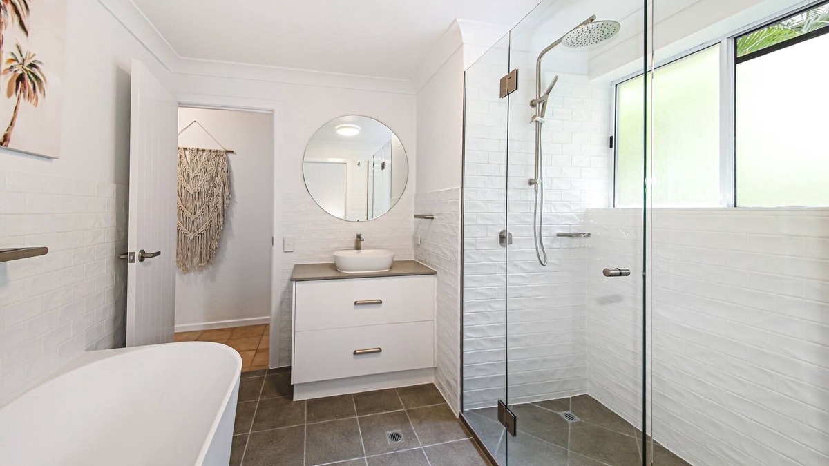 Cootharaba Apartment | Middle Floor Luxury Beachfront