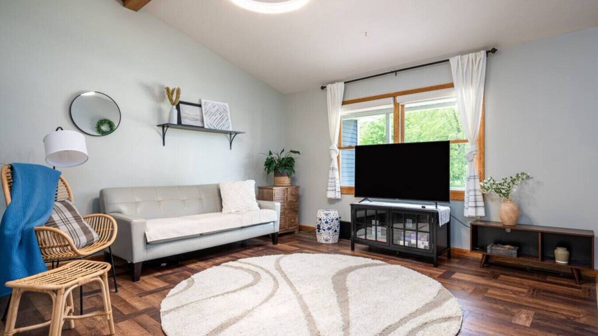 Hudsonville House | Midlake Elegance Retreat