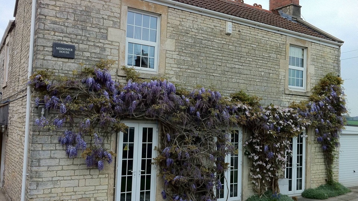 Midsomer Norton House | Midsomer Manor Near Bath - Hot Tub & Lodge