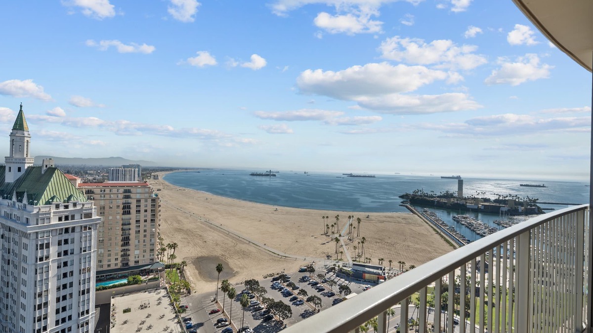 East Village Condo | Midterm High-Rise 3Bed 2 Bath Views, Massage Chair, Pool