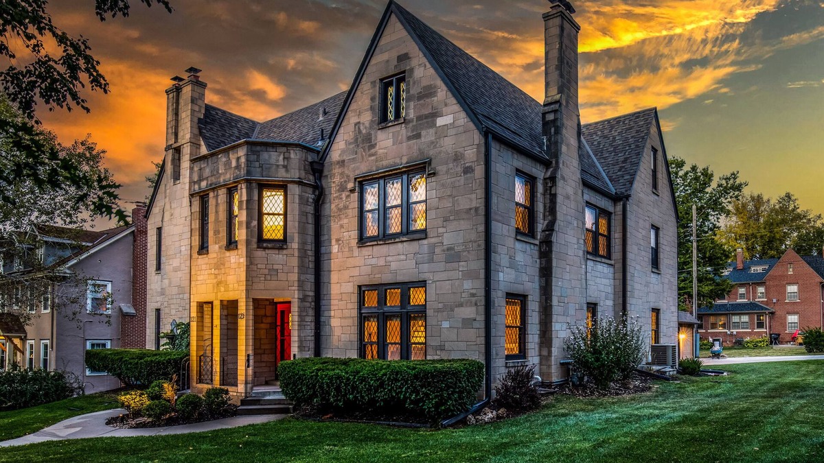 Dundee-Happy Hollow Historic District House | Midtown Dundee Castle across the street from Warren Buffett!