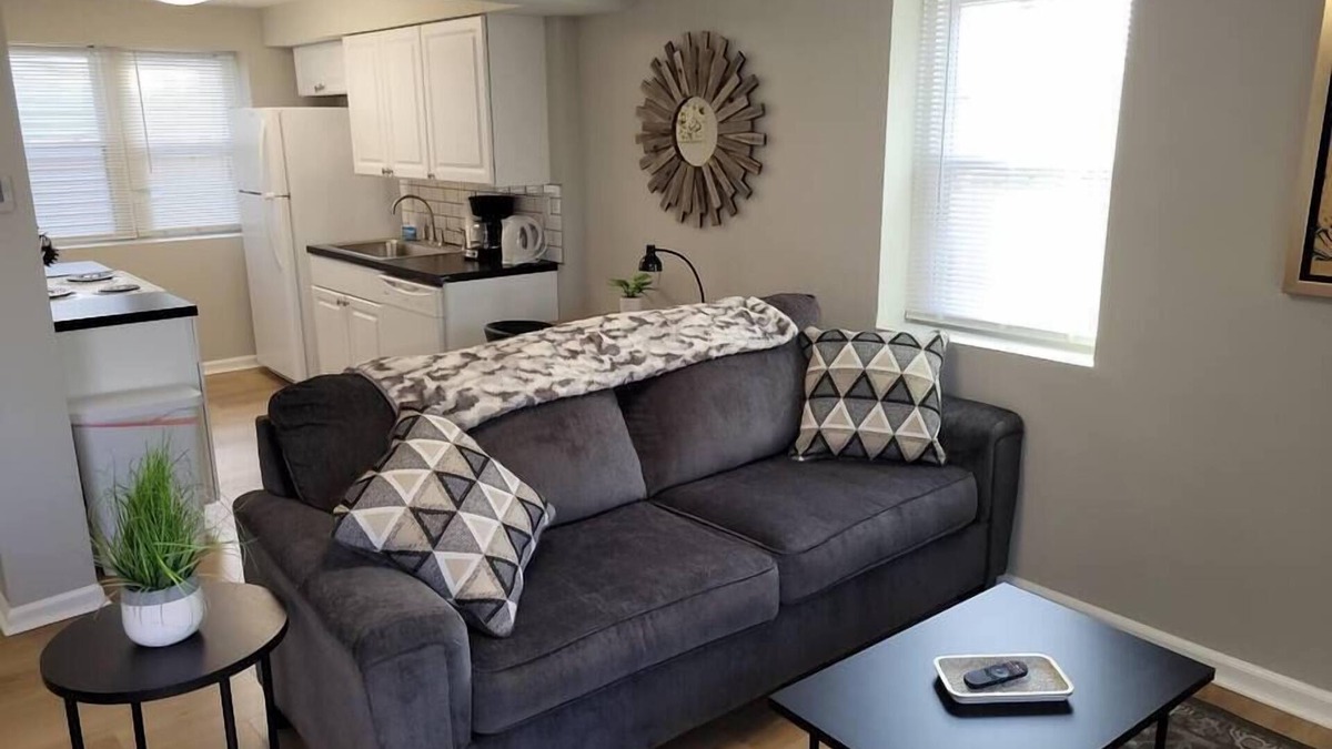 Joslyn Castle Apartment | Midtown Retreat, Walk to Blackstone & Dundee