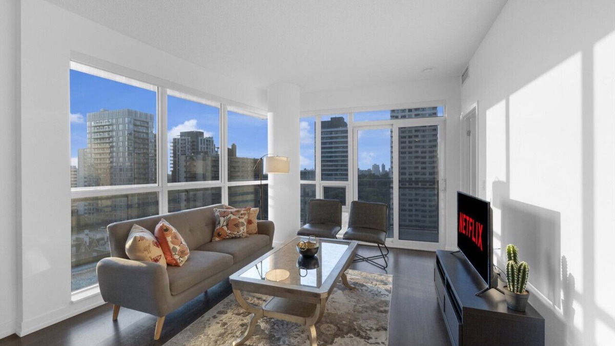 Yonge-Eglinton Hotel | Midtown Suites - Free Parking - 5 min walk to Subway