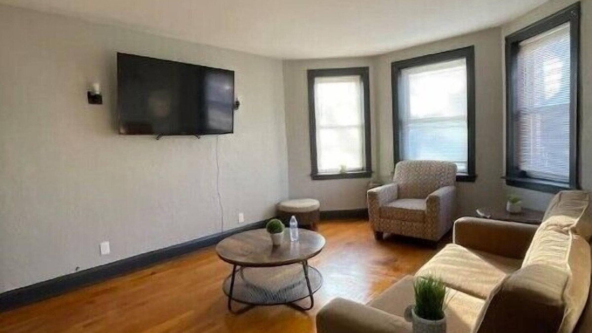Gage Park Apartment | Midway Gem: Comfort and Transportationn