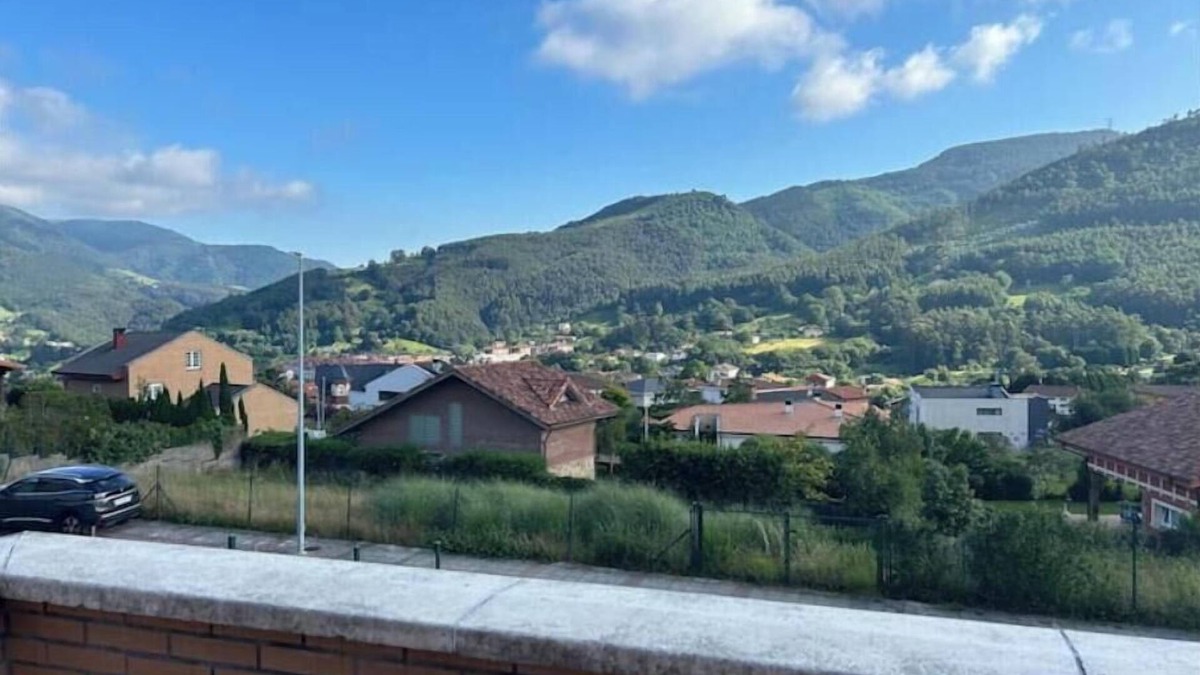 Muskiz House | Mikasita: spacious house with mountain views