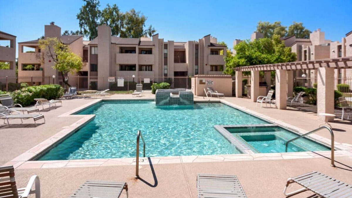 Cavalier Vista Condo | Mike's #124 · Cozy 1bd in ❤ of Old Town | Heated Pool, HotTub