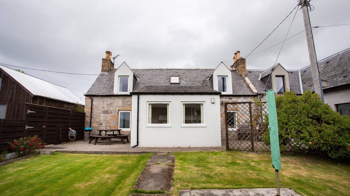 Alness Cottage | Mike’s Cottage | 3-Bed + Garden, Wi-Fi & Parking