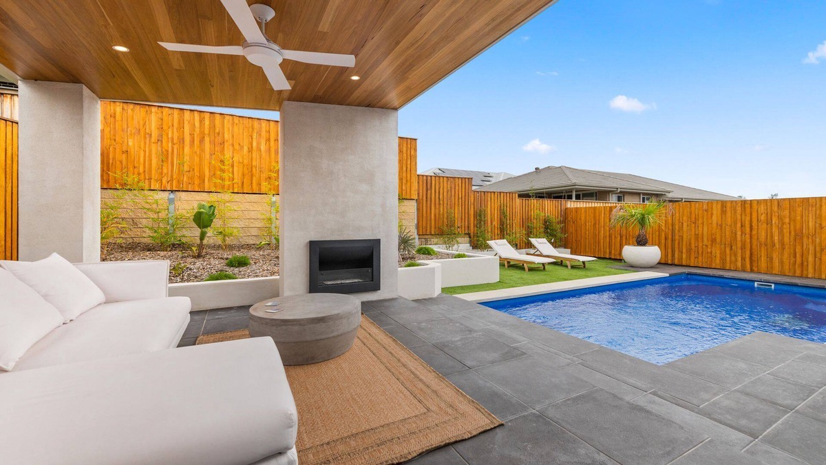Boolaroo House | Milburn Circuit Boolaroo 44 - Entertainer's delight, inside and out