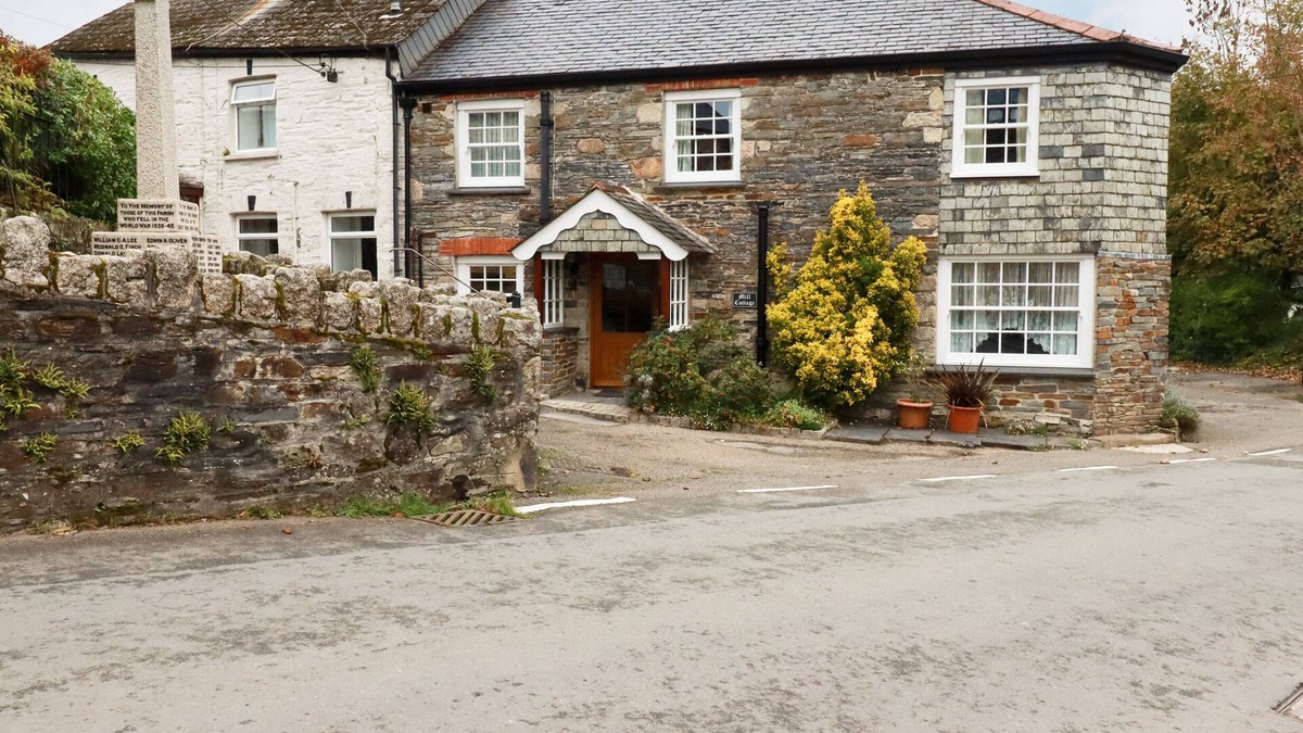 St. Neot Cottage | MILL COTTAGE, character holiday cottage, with open fire in St Neot