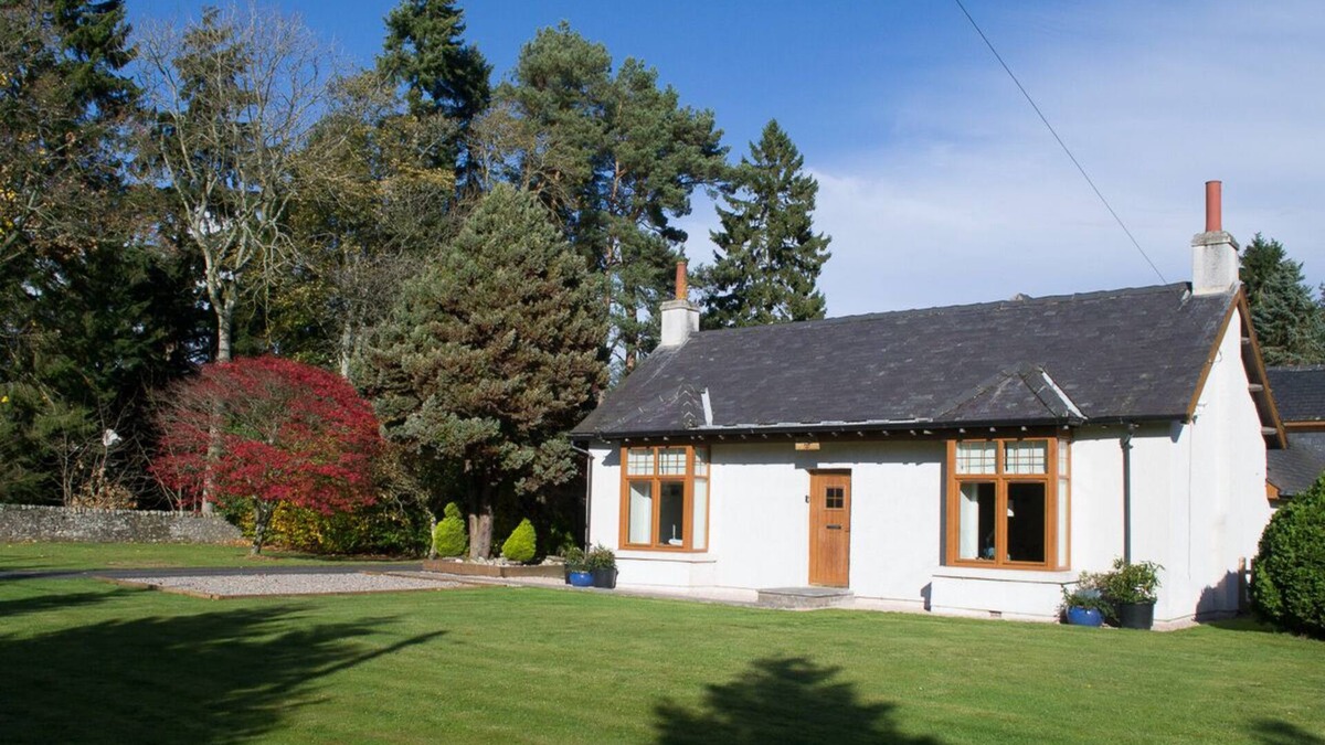 Rattray House | Millbank Cottage - a lovely holiday home with a large garden