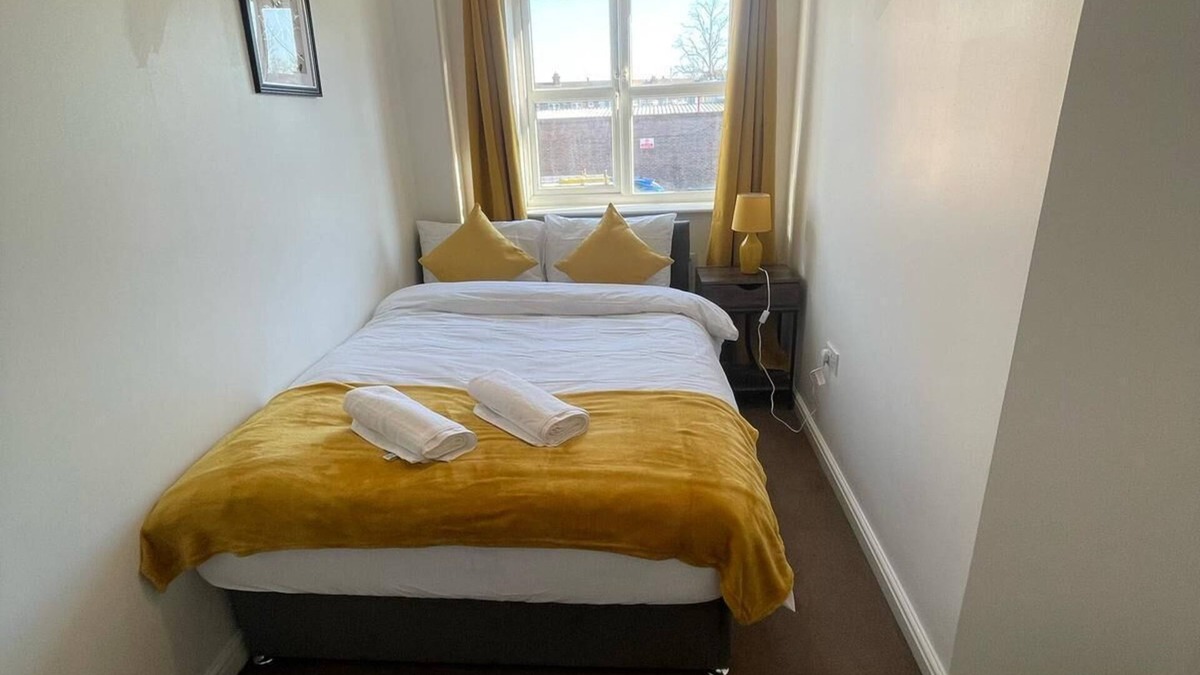 Bedford House | Miller House in Great location - Sleeps 14! Perfect for contractors