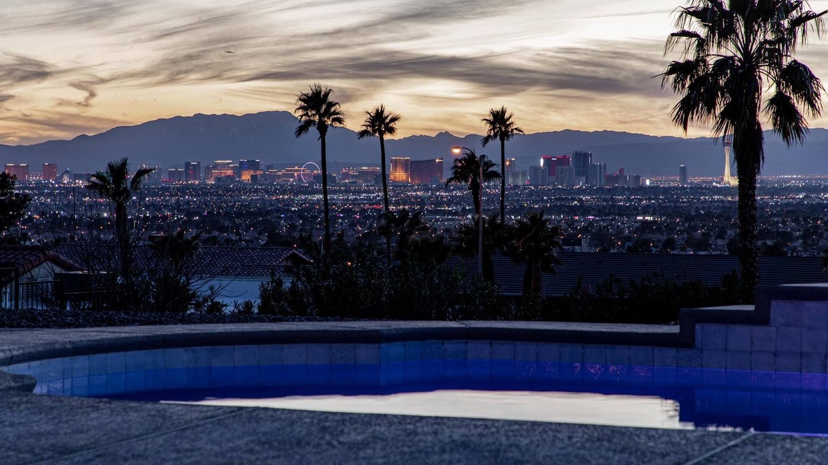 Sunrise Manor House | Million dollar View Luxury Single home(with HOA amenities)13mi strip & Airport