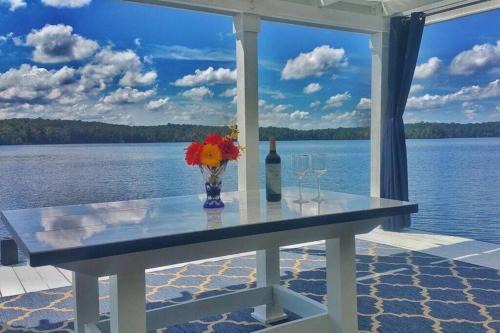 Winchester House | Million Dollar Views: Lakefront, Dock, Kayaks+More