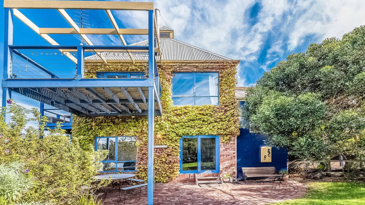 Smiths Beach House | Mills Court, Quirky seaside house at Smiths Beach, bring the surf boards!