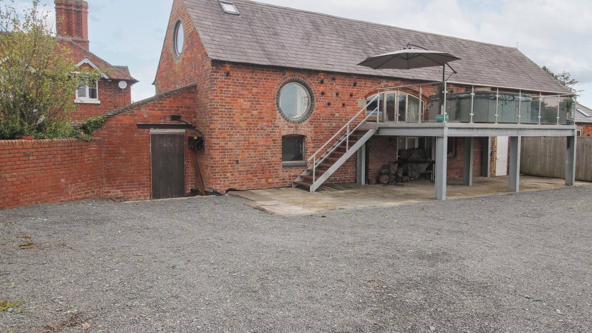Halfway House Cottage | MILLSTONE COTTAGES - BREIDDEN VIEW, with hot tub in Westbury