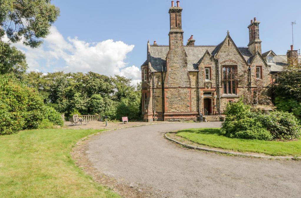Newton in Furness House | Millwood Manor