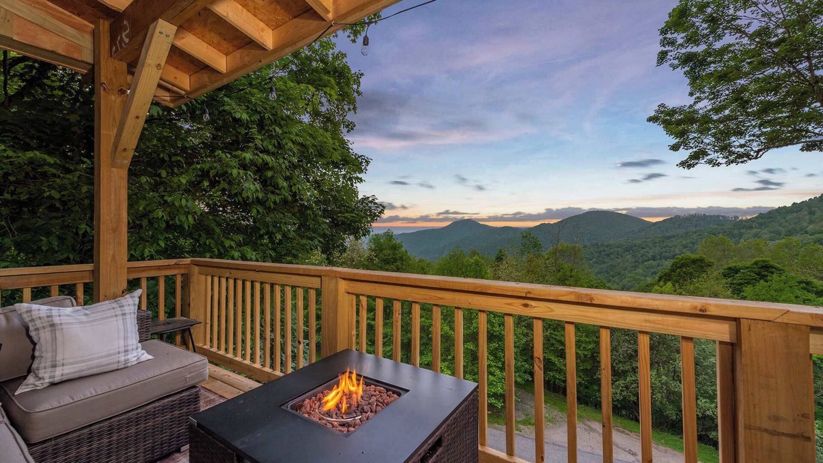 Wolf Laurel House | Min to Hatley~Mountain Views~Hot Tub~Game Room!