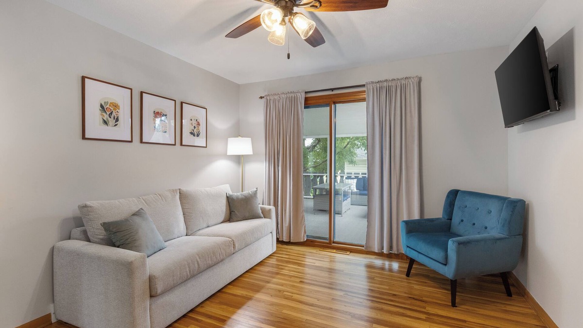 Southeast Omaha House | Min to Zoo+FreeParking+Washer/Dryer+InstantBook+4TVs+CoveredPorch