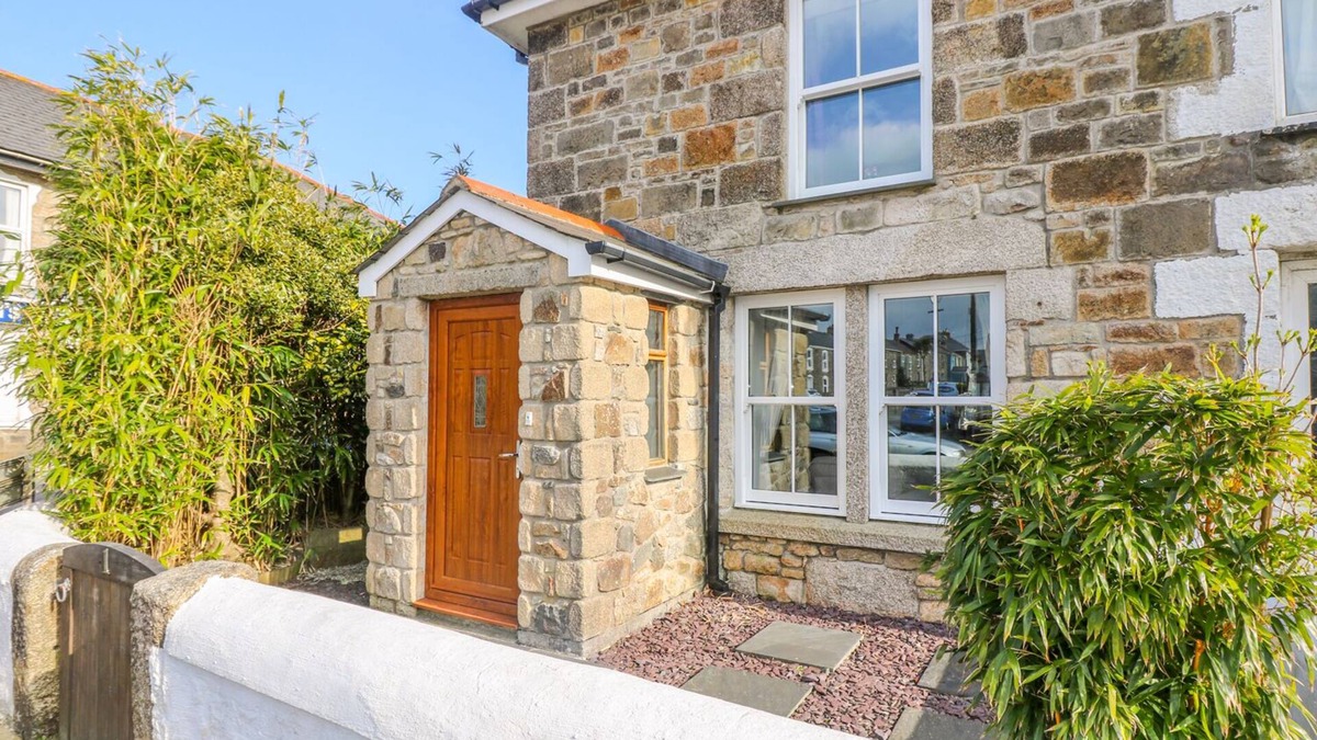 Troon House | MINER'S REST, pet friendly, character holiday cottage in Troon