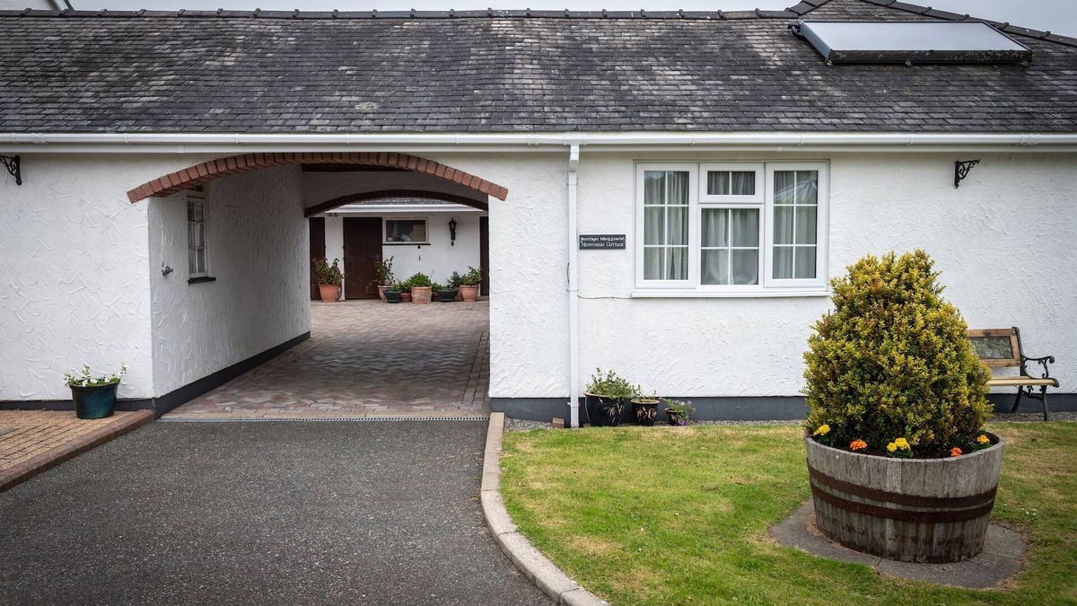 Dulas Cottage | Minffordd Cottage, Moelfre - sleeps 4 guests in 2 bedrooms