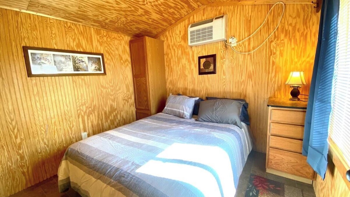Belfield Cabin | Mini Hunter Cabin - Tiny House near Medora, ND