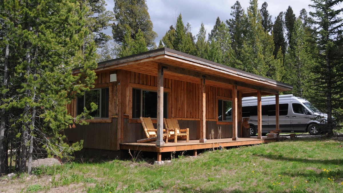 Lazy Acres Cabin | Mini-Moose Cabin-Best Value & Only Minutes to Yellowstone Park!