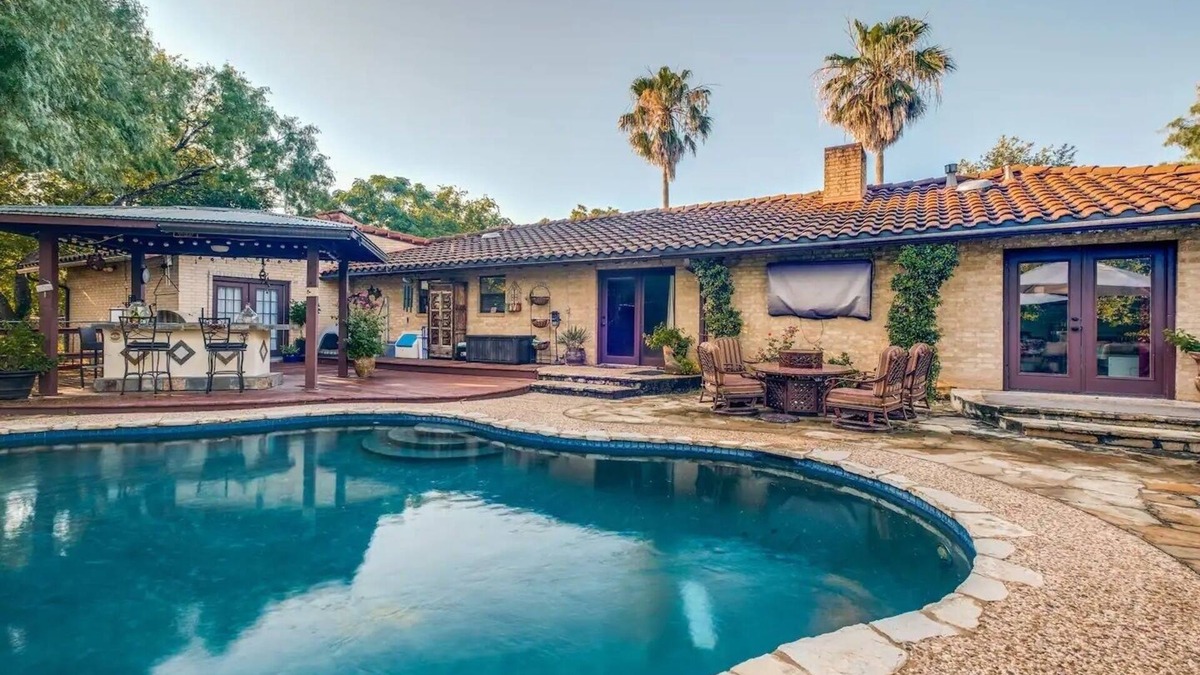 San Antonio House | Mini Resort In SA, 3 Master Suites w Heated Pool, big screen & outdoor kitchen