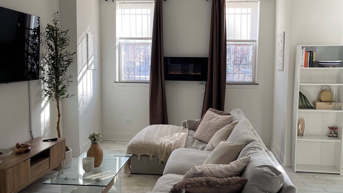 West Ridge Apartment | Minimalist Aesthetic apartment with WiFi in vibrant Chicago