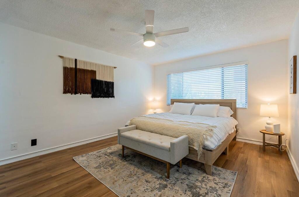 Fashion Square Apartment | Minimalist Vibe ~ 5* Location ~ King Bed ~ Parking