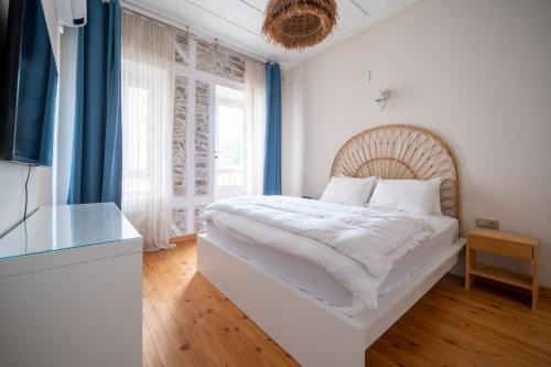 Foca House | MINIQ HOMES 101 - Near Sea Foça Center 2BR Historic Stone House