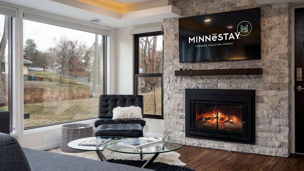 Golden Valley House | MINNeSTAY* Bassett Creek Retreat |