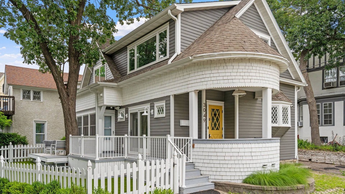 Uptown House | MINNeSTAY* Lakeside Luxe | Putting Green | Lake