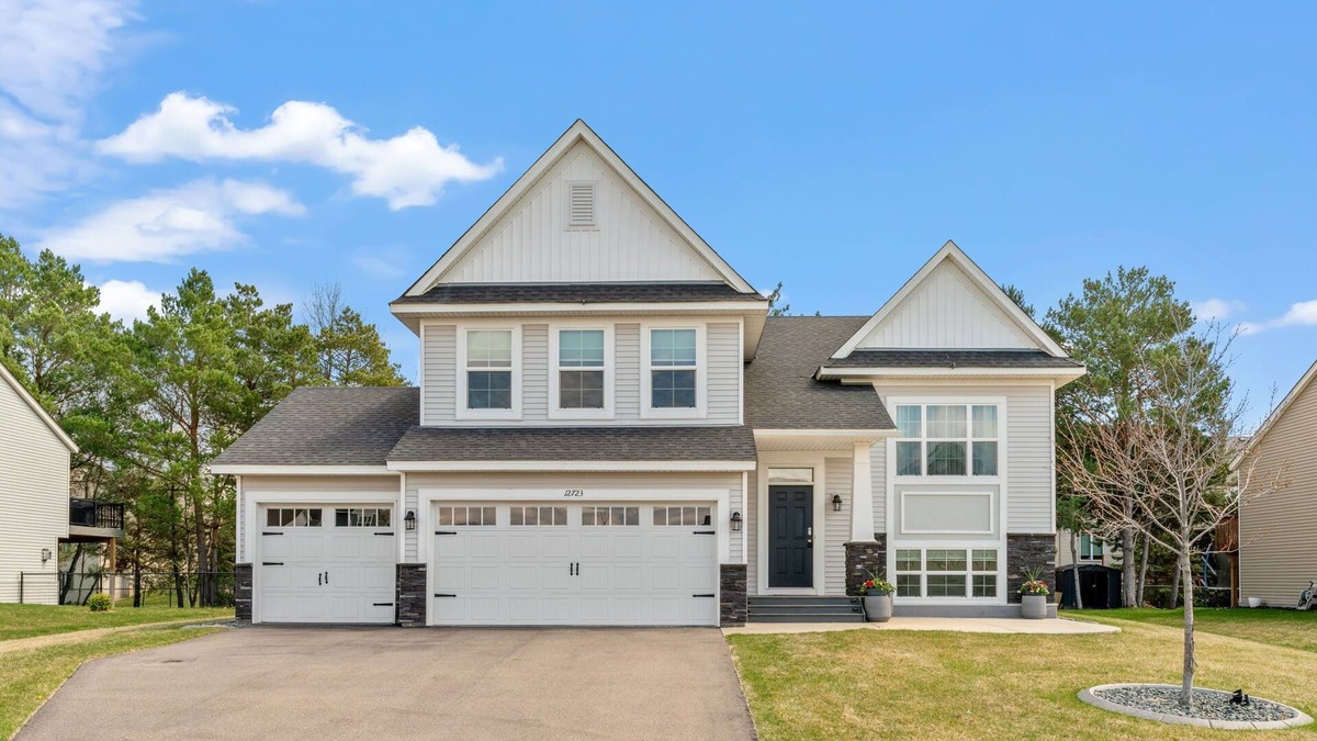 Blaine House | MINNeSTAY* Savanna Grove
