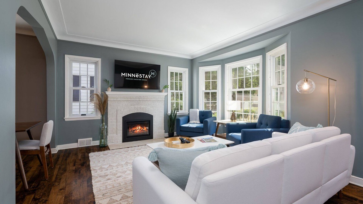 Robbinsdale House | MINNeSTAY* Shoreline Villa | Pool