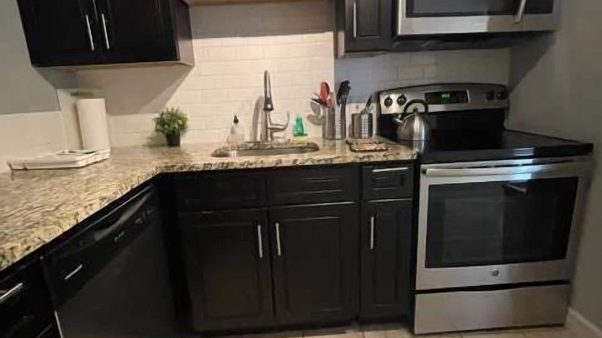 DeBaliviere Place Apartment | Mins to BJ Hospital, WashU, Forest Park 2BR WD