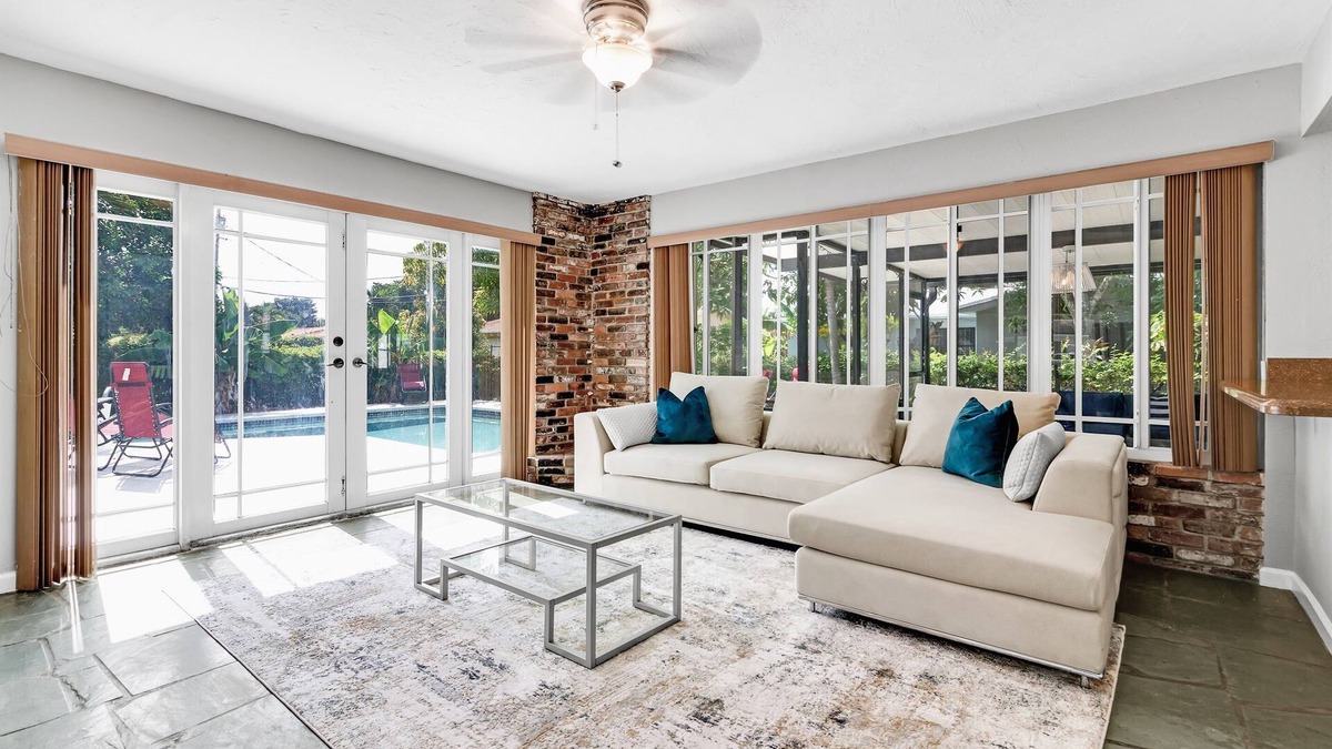 El Portal House | Mins to Downtown - Pool - Free Parking