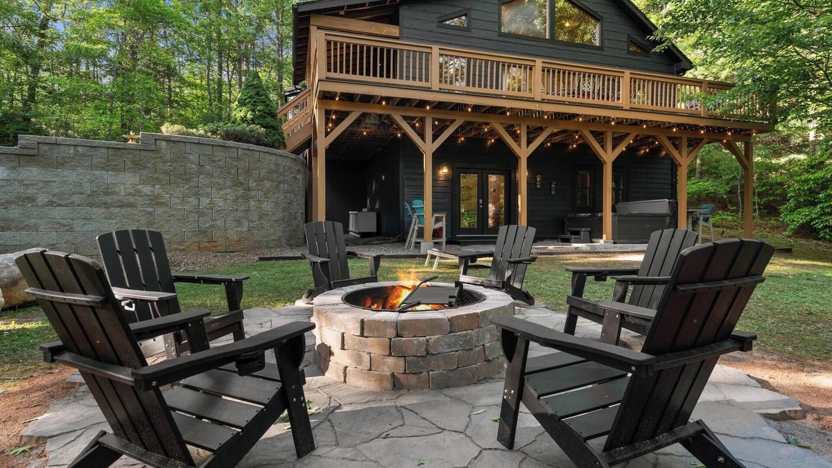 Franklin Cabin | Mins to Highlands | Hot Tub, Fire Pit, Game Room
