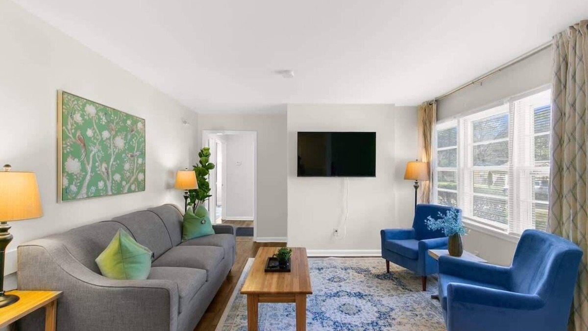 New Castle House | Mins to Hospital, Airport, & Dining- Rooms on Rose