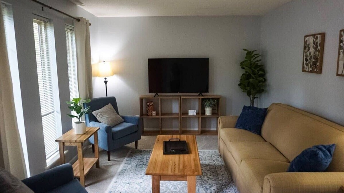 River Mountain House | Mins to River Mountain Park, Dining, & Shopping!