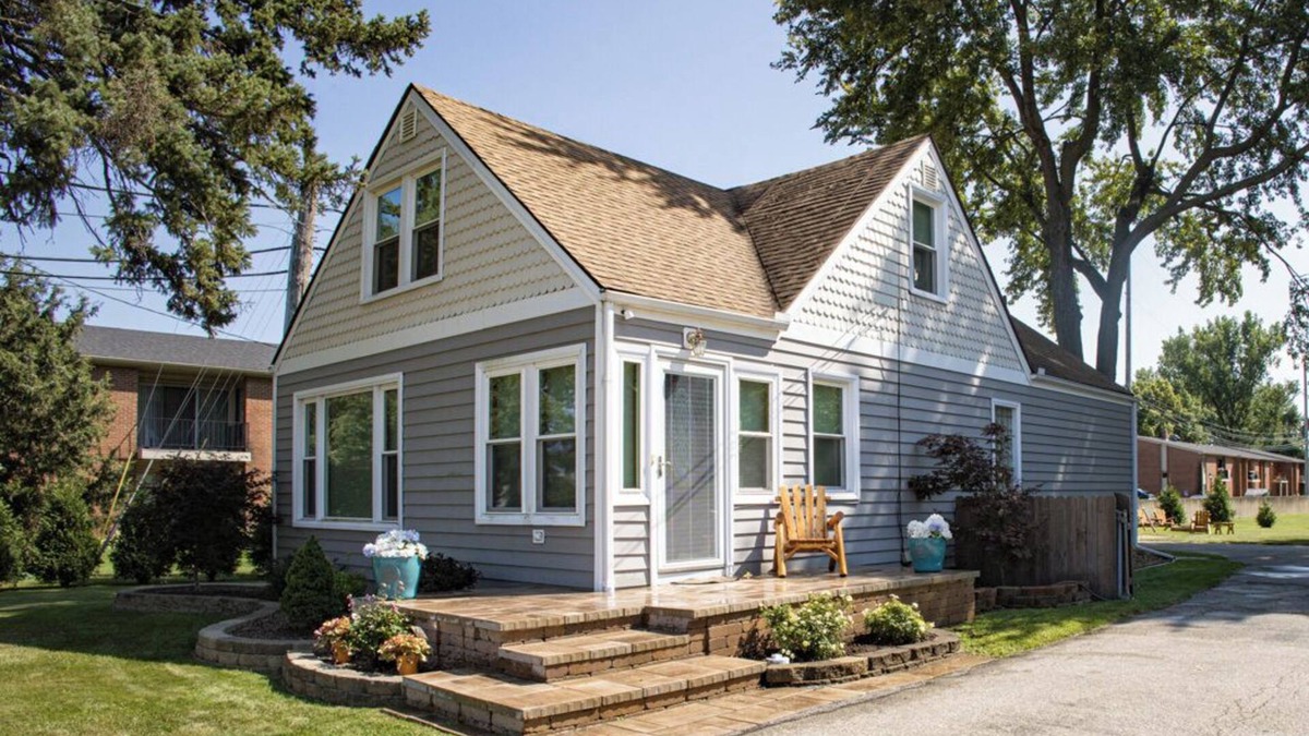 Roseville House | minutes away from Lake St. Clairnparking for boats/trailersnweekly/monthly rates