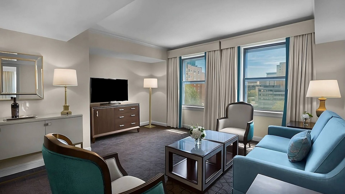 Central West End Hotel | Minutes away from Missouri Botanical Garden! 3 Convenient Spaces! Parking, Pool!