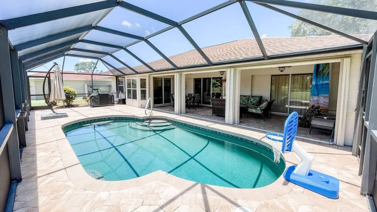 Broadmoor House | Minutes From Beautiful White-Sand Beaches