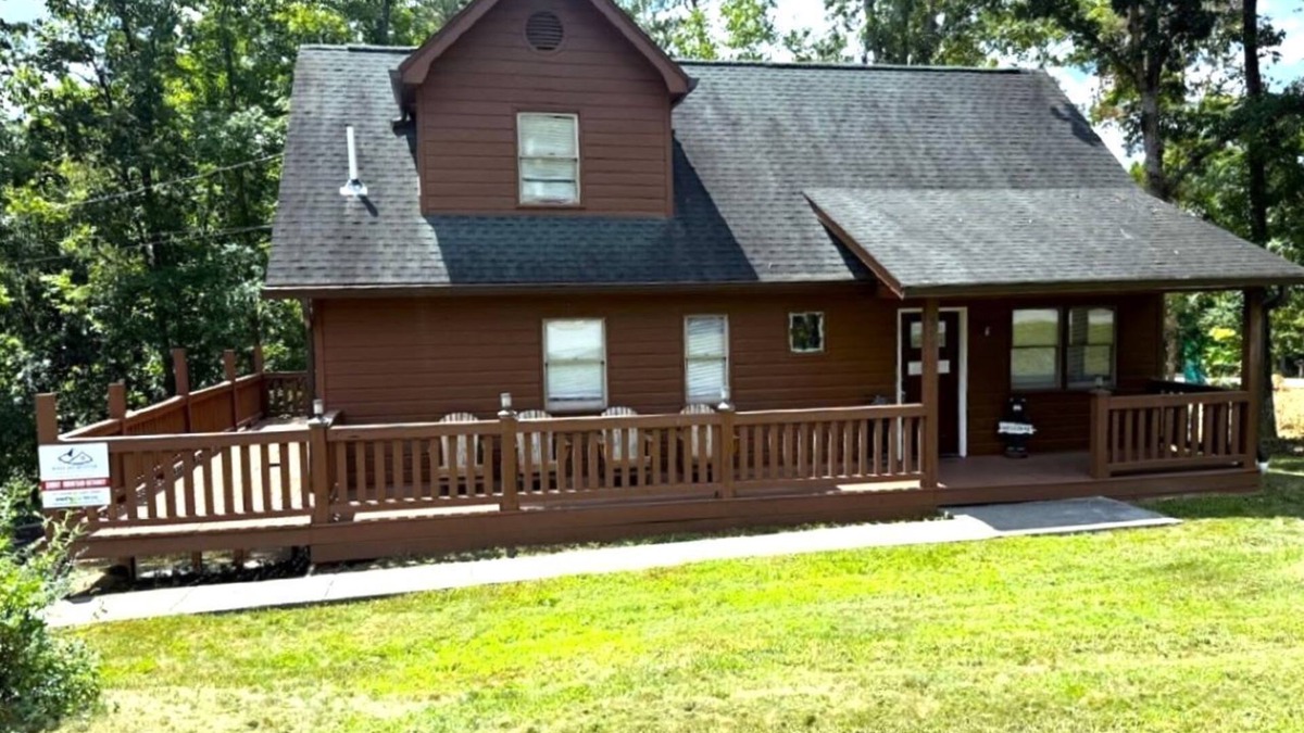 Pigeon Forge Cabin | Minutes from downtown Pigeon Forge! Free tickets.