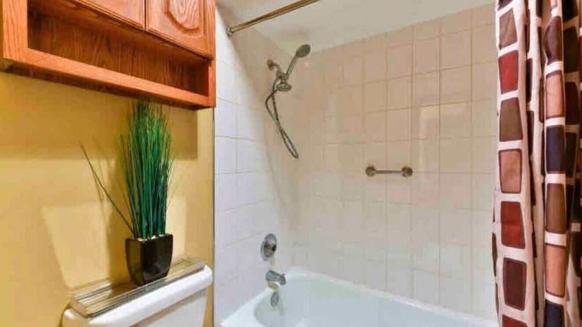 O'Hare Apartment | Minutes from O`Hare | Safe Neighborhood | Parking