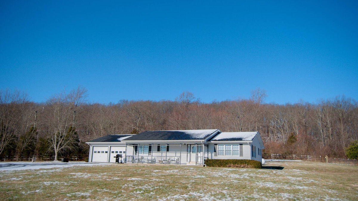 Cobden House | Minutes from WineTrail, Giant City, Shawnee Forest - Daily Deer Viewing - Rural