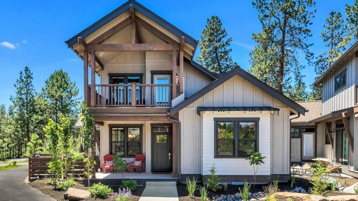 Century West House | Minutes to Deschutes River Trail with Hot Tub & Fire Pit!