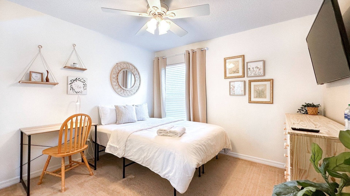 Ruskin House | Minutes to I-75 & HWY-41! Private Room w/WIFI, Queen Bed, Desk & TV
